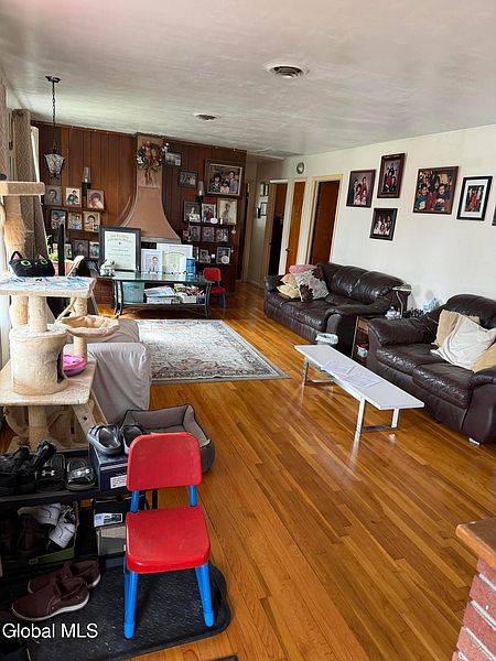 3rd image of 166 Vly Road