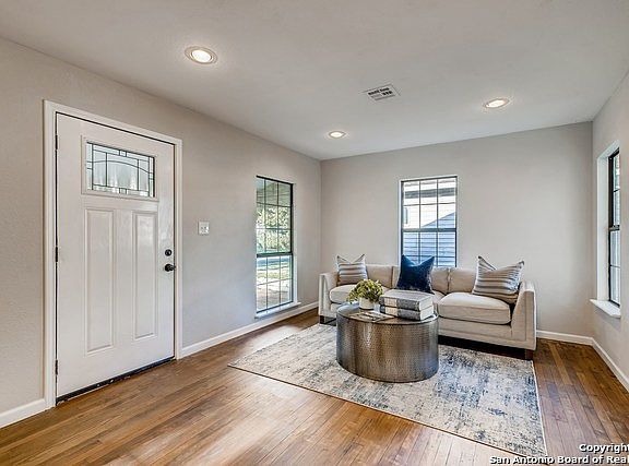 4th image of 652 Barrett Pl