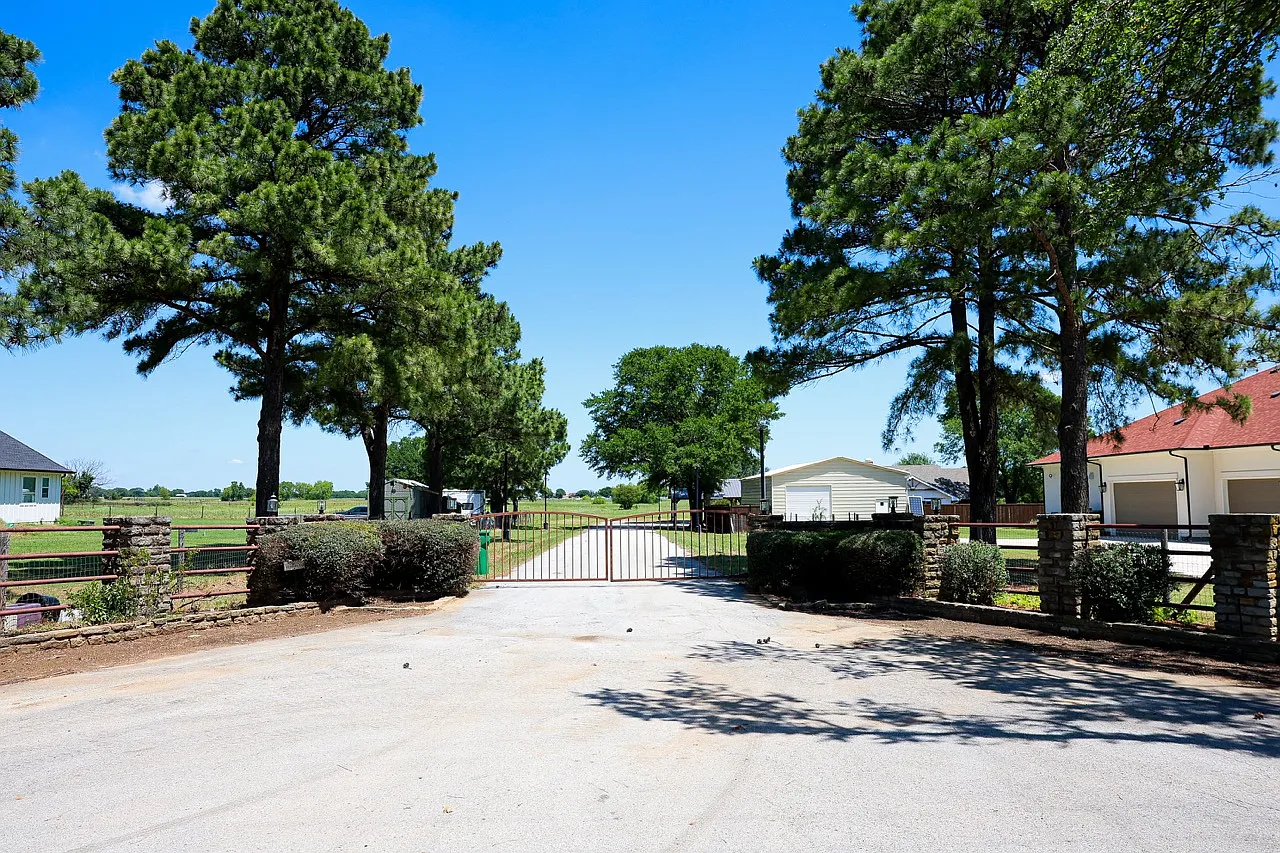 3 bed, 3099 sqft, $4,500 — Photo 4