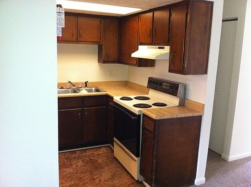 3rd image of 989 Somerset Dr APT 7