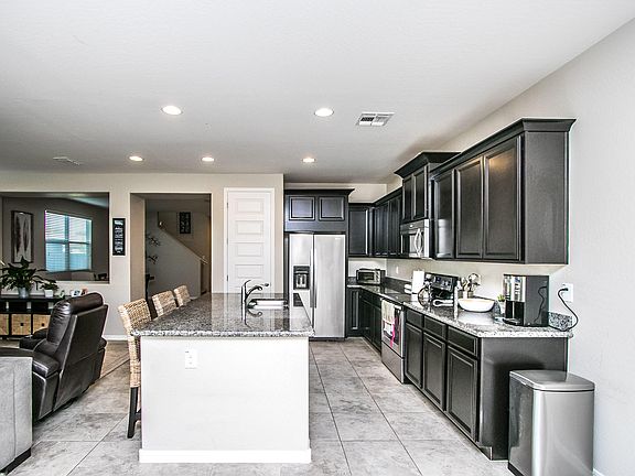 4th image of 315 E Vicenza Dr