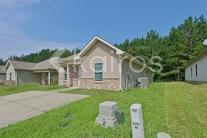 3 bed, 2.0 bath, 1343 sqft, $1,545 — Photo 2