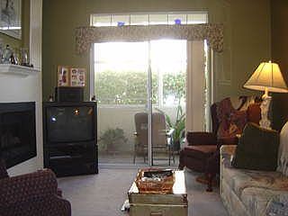 Spacious living room w/fire place