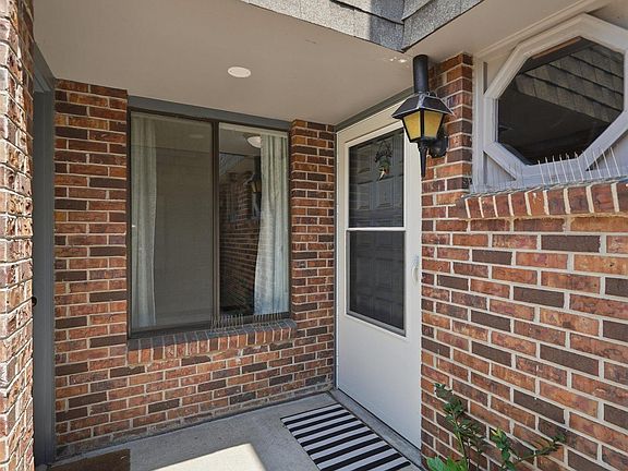 5th image of 3552 Neerpark Dr