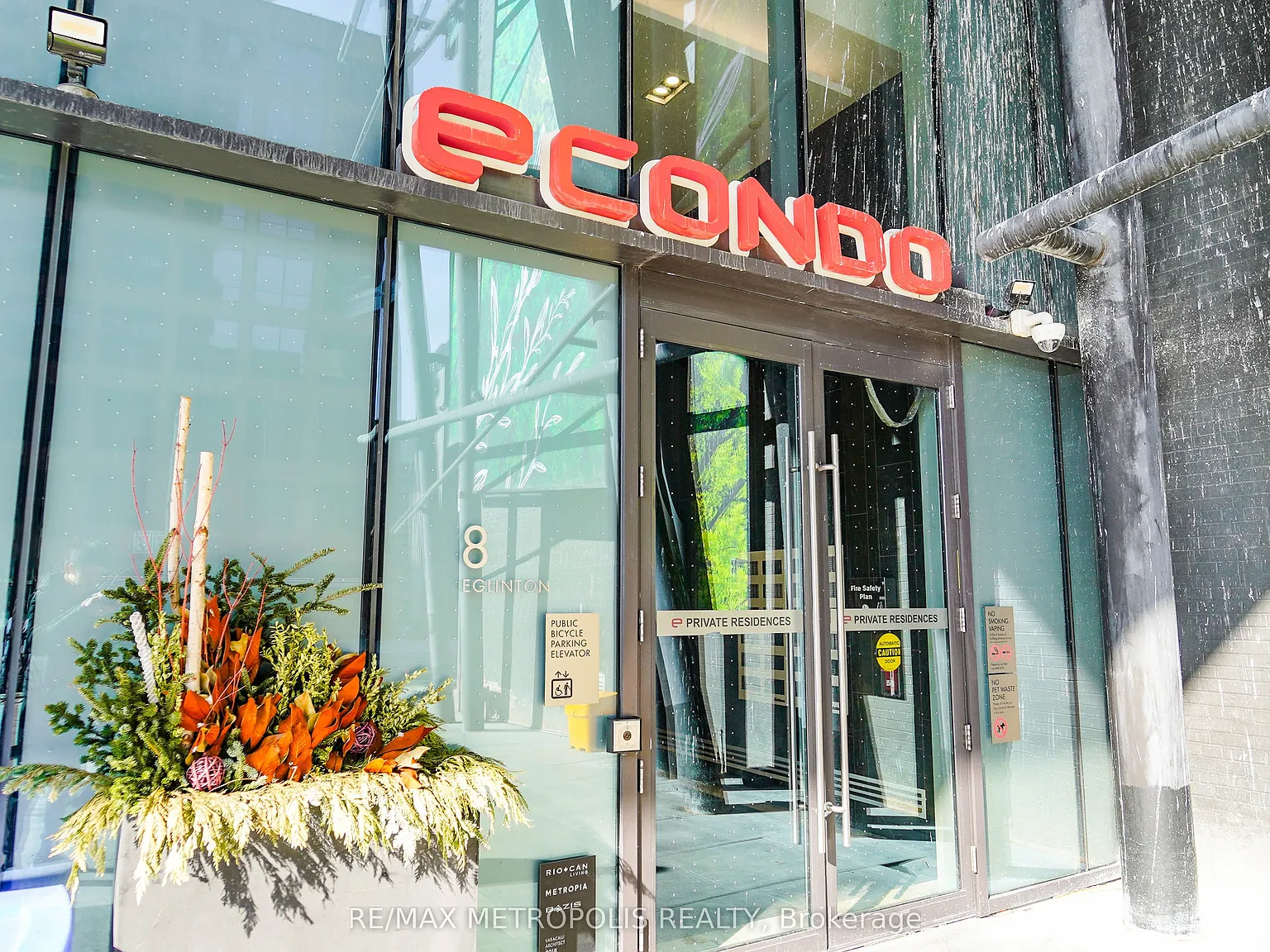 8 Eglinton Ave E — Photo 2