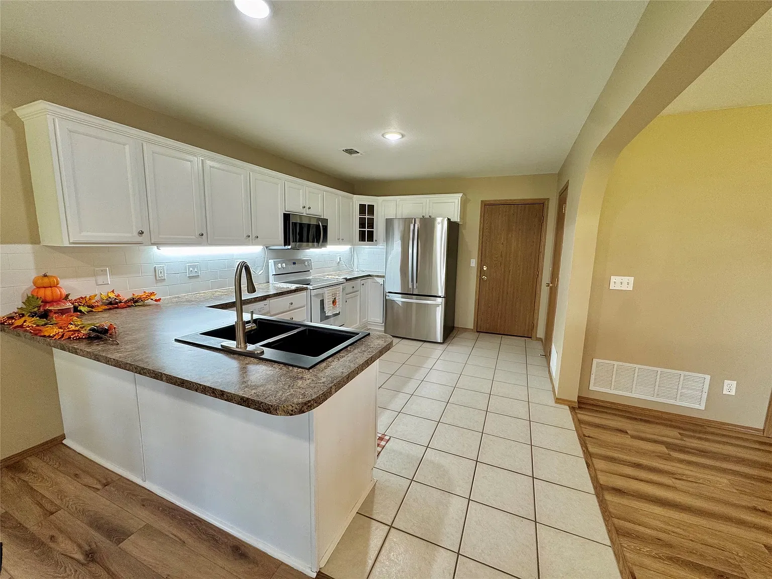 3 bed, 2.0 bath, 1388 sqft, $1,800 — Photo 3