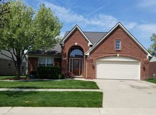 21221 Oakridge Dr, Clinton Township, MI 48036