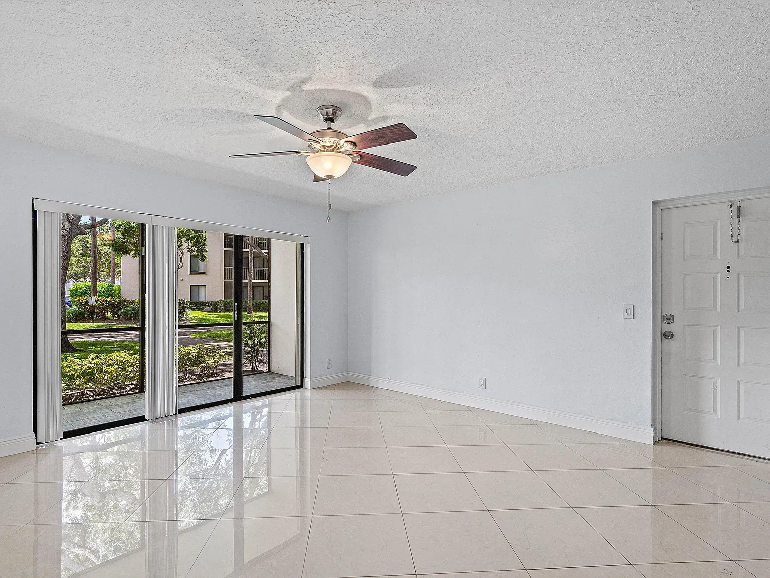 204 Foxtail Dr — Photo 4