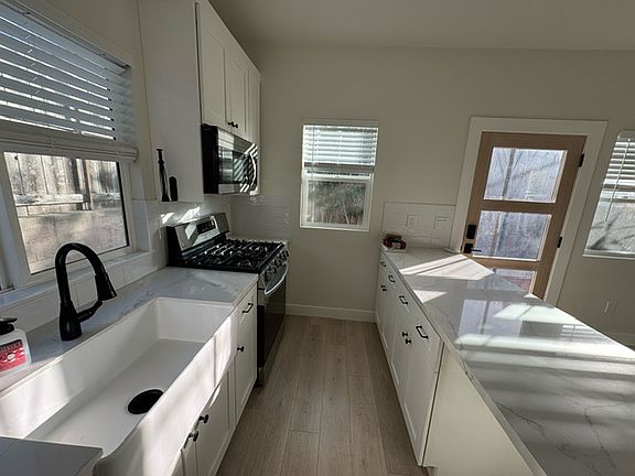 4th image of 656 Dennis Ave