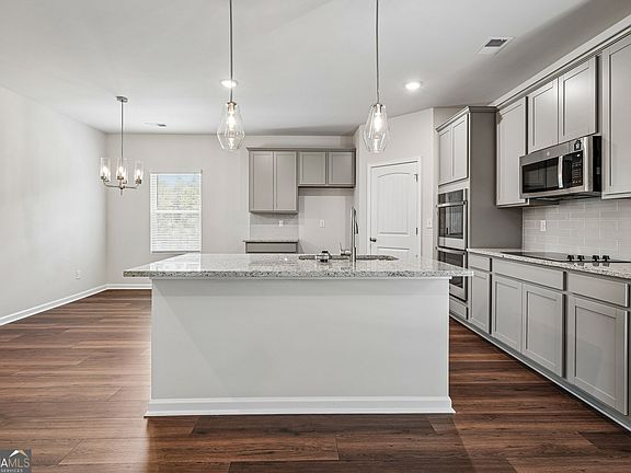 5th image of 502 Taylor Ct