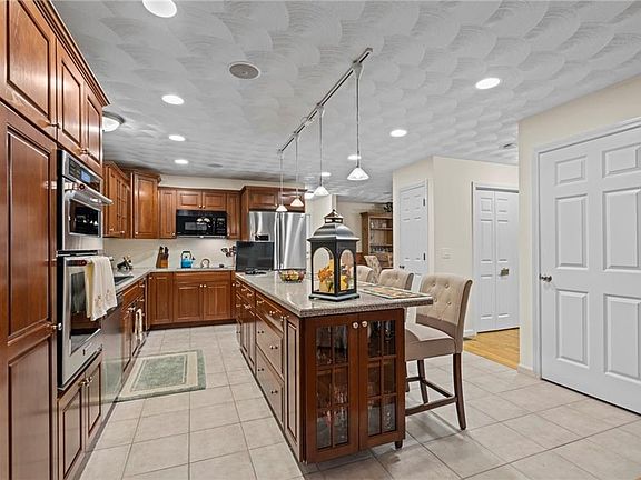 4th image of 308 E Greenwich Ave