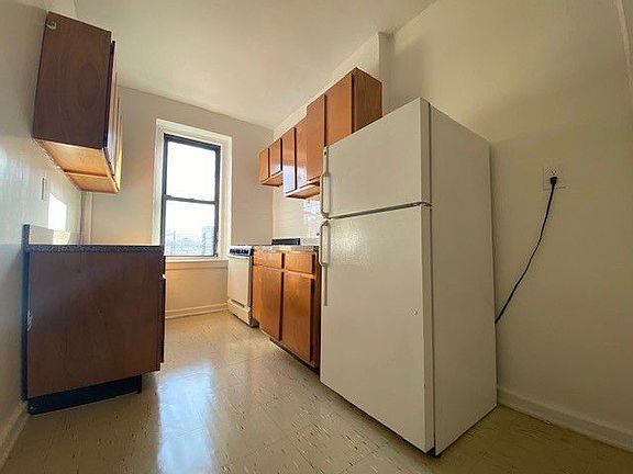2nd image of 4865 Broadway APT 5y