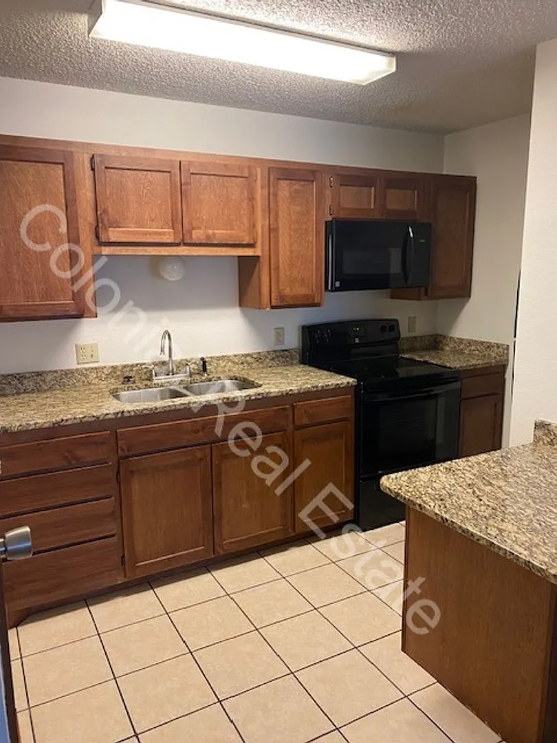 813 Laurelwood — Photo 1