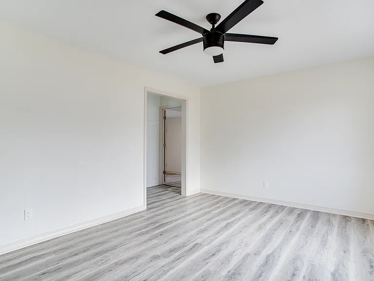 2538 Everitt Dr — Photo 2