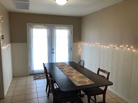 Dining room. Patio doors 