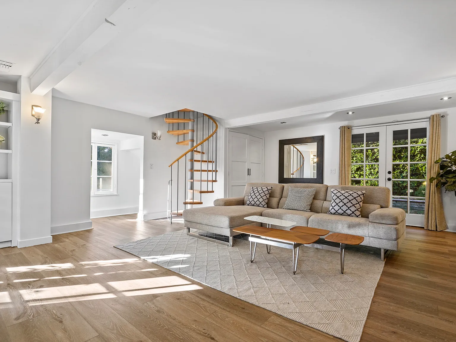 4 bed, 2200 sqft, $9,000 — Photo 1