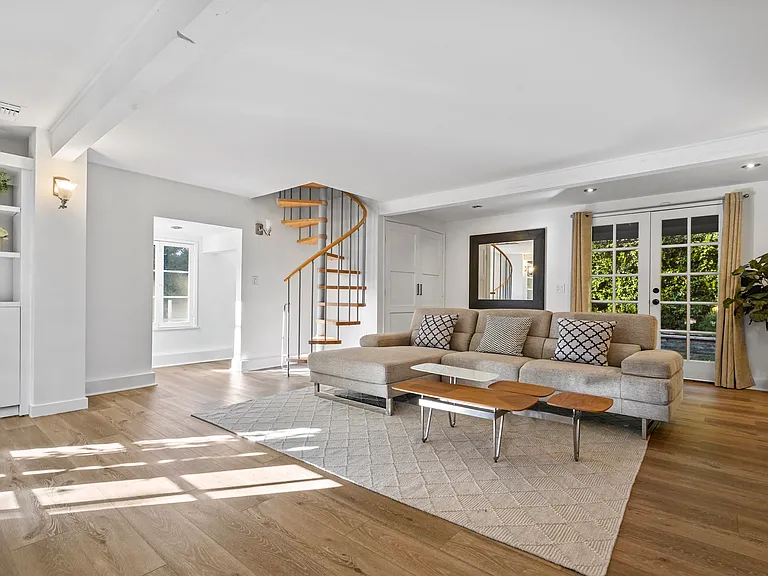 23057 Sylvan St — Photo 1