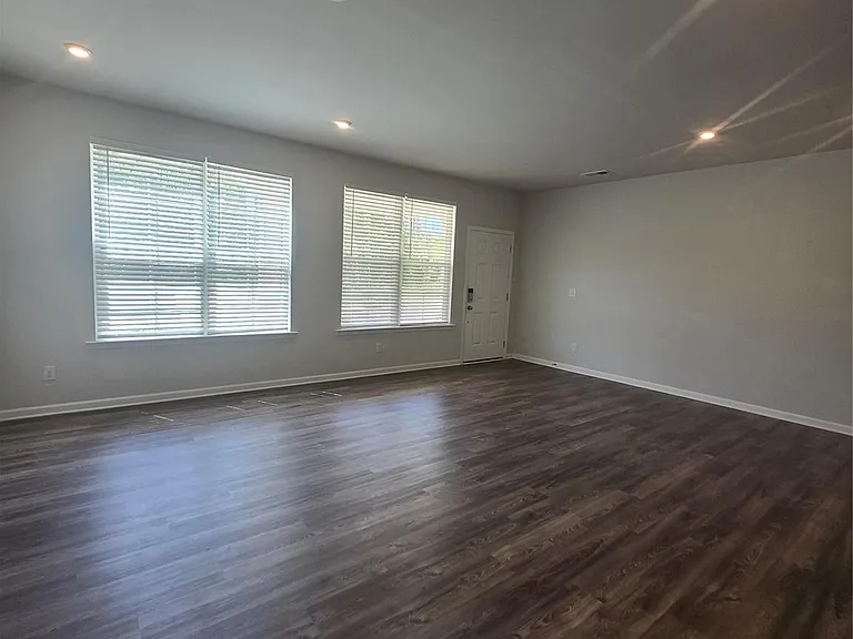 5240 Kinsbridge Dr — Photo 12