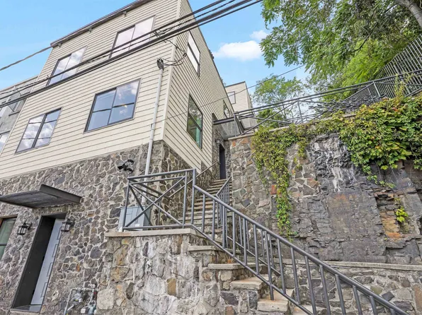 9009 Riverside Pl, North Bergen, NJ 07047