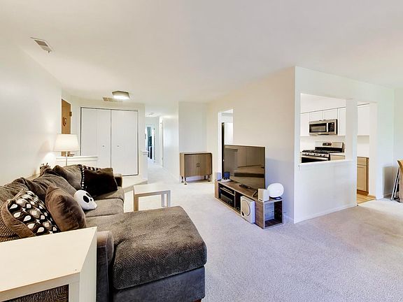 3rd image of 408 Sandhurst Cir APT A