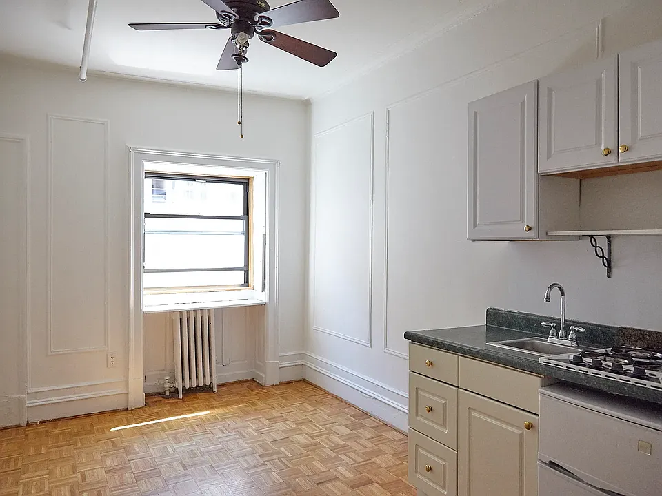 319 W 76th St #15