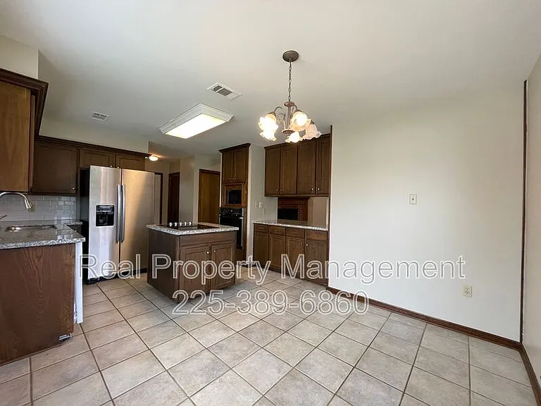 2422 Riverside Dr — Photo 3
