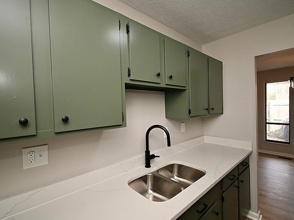 3rd image of 4231 Briarwood Dr APT 1