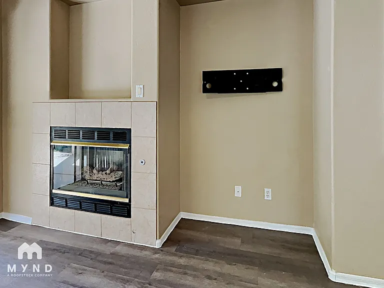 685 E Cantebria Dr — Photo 6