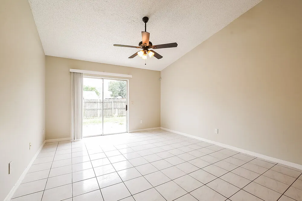 3 bed, 2.0 bath, 1208 sqft, $1,935 — Photo 3