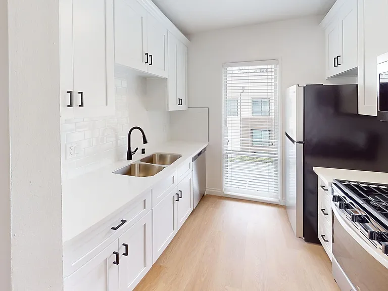 The Clair Manor Apts...Hollywood Hills...Fully Renovated...CALL NOW! — Photo 7