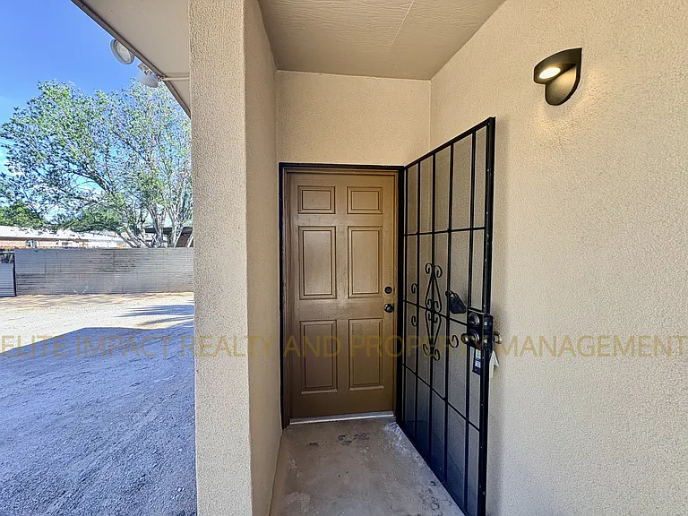 2460 N Treat Ave — Photo 1