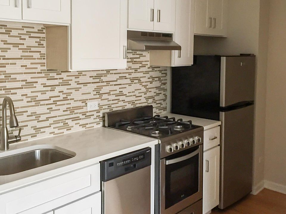 1st image of 2537 W Leland Ave #C10