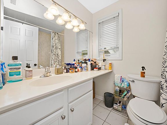 5th image of 1028 N Wolcott Ave #3