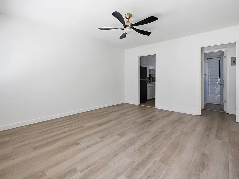 717 E Medio St — Photo 4