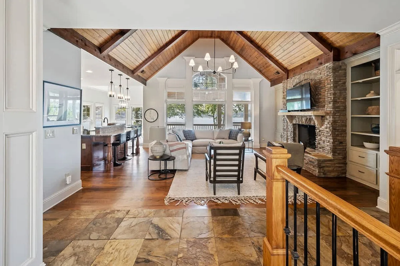 5 bed, 4.0 bath, $15,766 — Photo 2