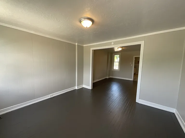 715 Vander Ave — Photo 2