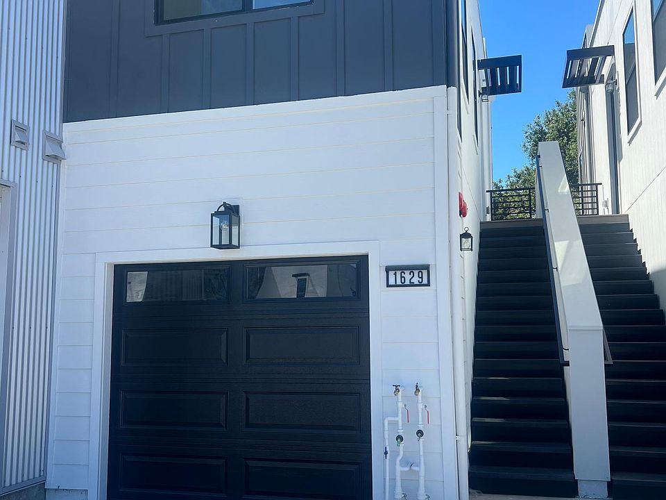 Entrance to the ADU is along the right side of the unit below. Garage does NOT belong to the ADU unfortunately.