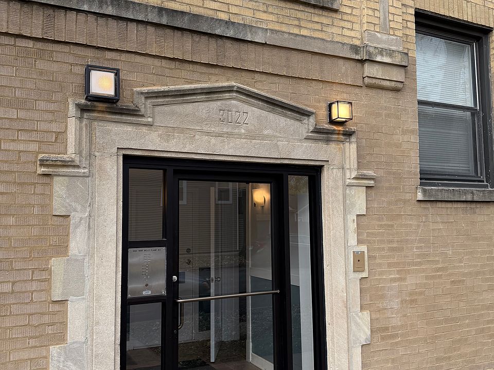 1st image of 3022 W Belle Plaine Ave #G