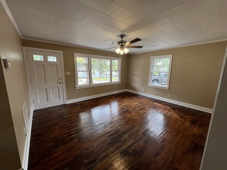 323 Lee St — Photo 16