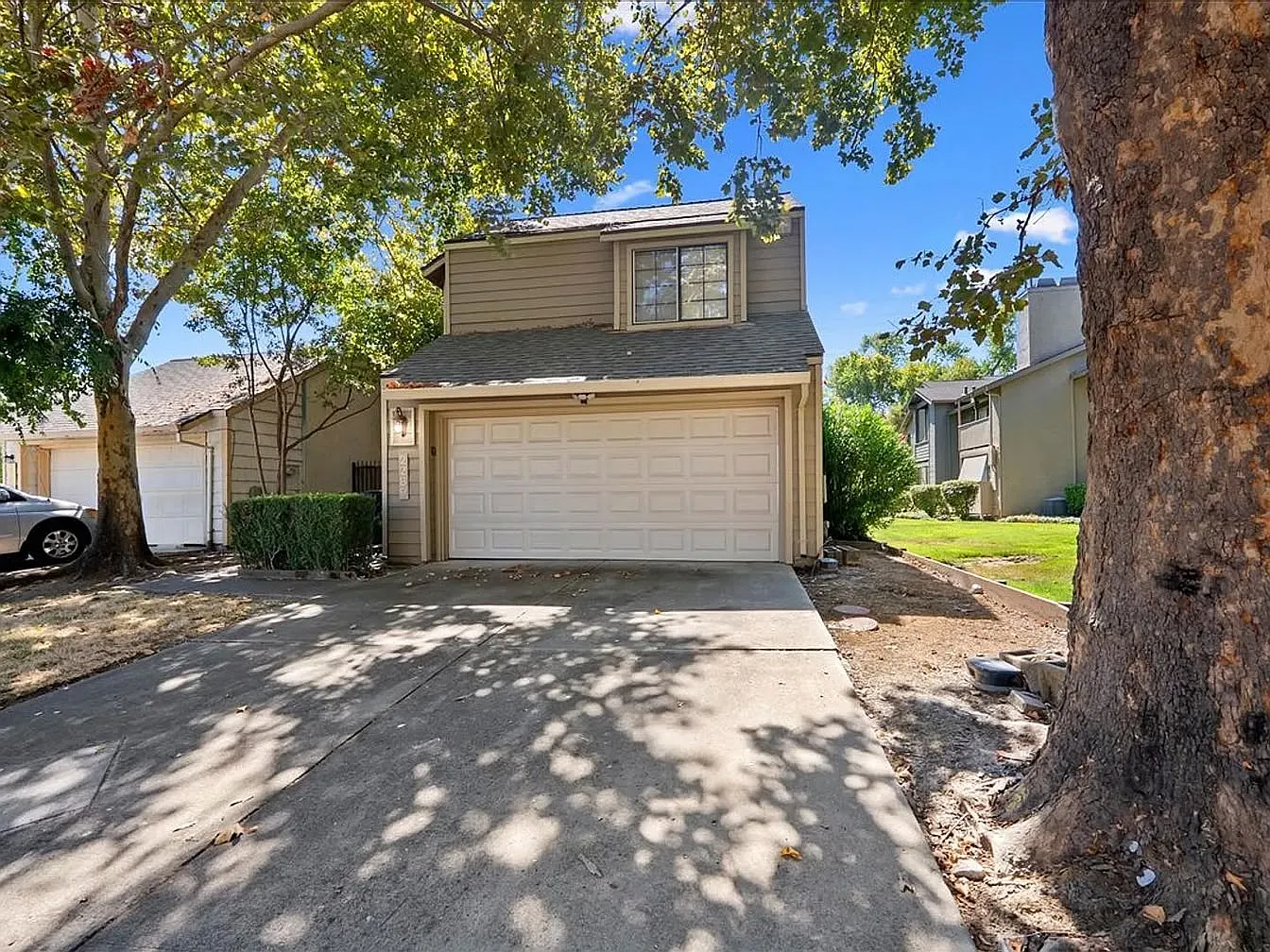 3 bed, 1328 sqft, $2,677 — Photo 1
