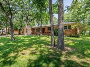 6233 Ravenswood Dr, Fort Worth, TX 76112