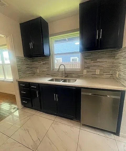 3819 Roseland Ave — Photo 12