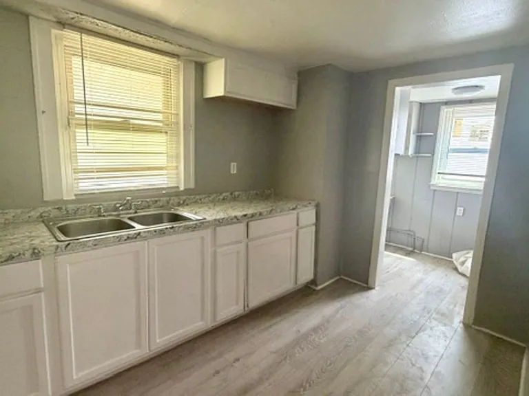 11334 Sussex St — Photo 8