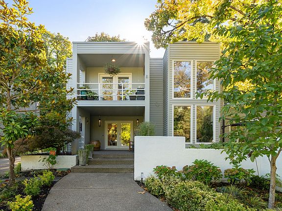 2nd image of 2904 SE Berkeley Pl