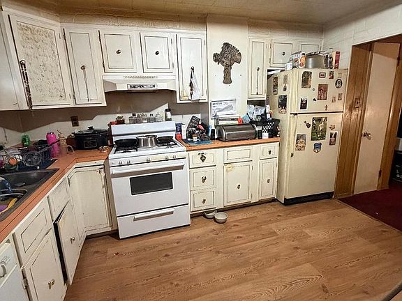 4th image of 3924 Claremont St