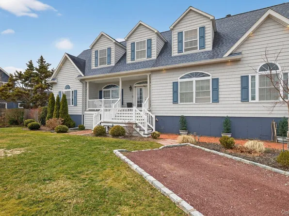 108 Awixa Avenue, Bay Shore, NY 11706