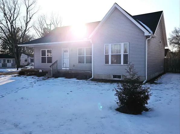 242 S Maple St, Fowlerville, MI 48836