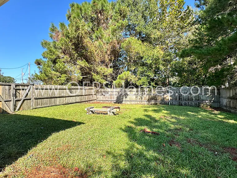 2426 Houston Cir — Photo 24