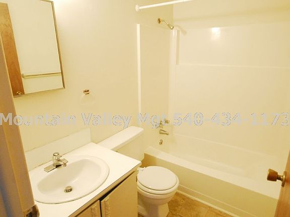 4th image of 4 Holly Ct APT A