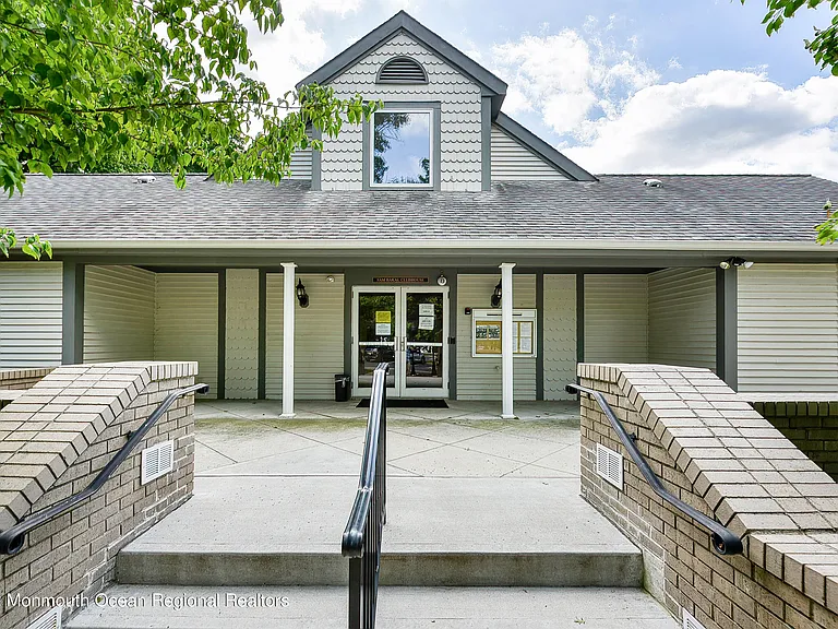 45 Tulip Ln — Photo 17